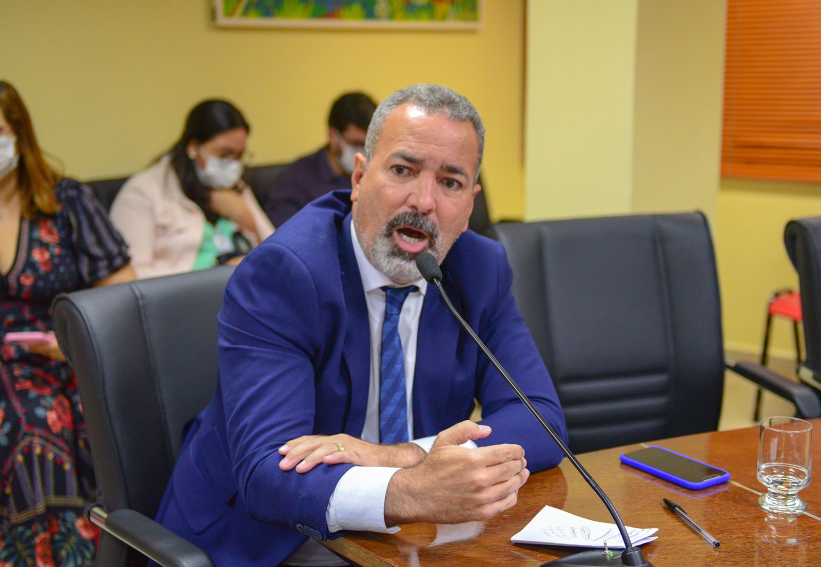 No calor do debate, Neném chama governo de "colarinho branco"